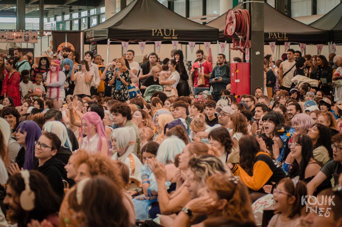 Public d'Animasia assis devant une scène, avec des cosplayeurs au premier rang, au Parc des Expositions de Bordeaux