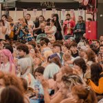 Public d'Animasia devant une scène au Parc des Expositions de Bordeaux, avec des cosplayeurs