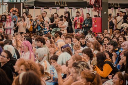 Public d'Animasia devant une scène au Parc des Expositions de Bordeaux, avec des cosplayeurs
