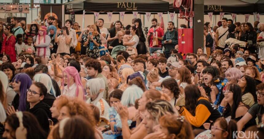 Public d'Animasia devant une scène au Parc des Expositions de Bordeaux, avec des cosplayeurs