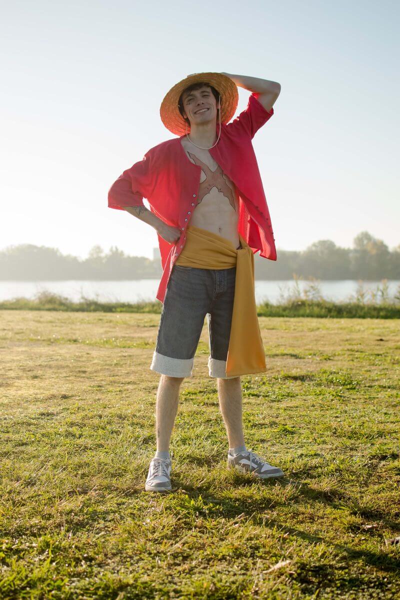 Cosplayeur en Luffy de One Piece avec son chapeau de paille