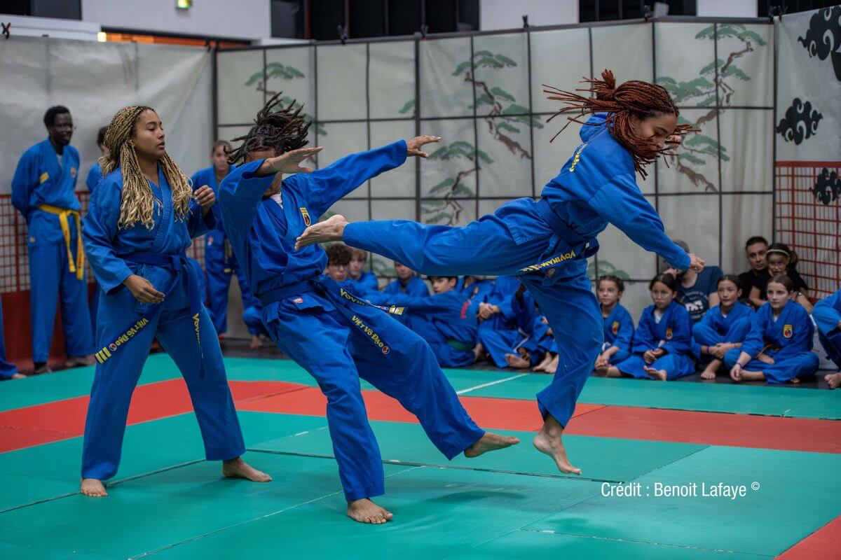 Démonstration d'arts martiaux en tenue bleue sur les tapis du Dojo d'Animasia