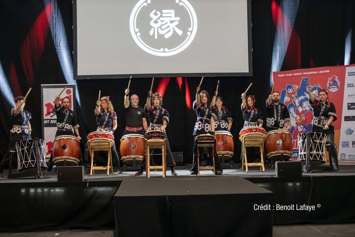 Groupe de percussionnistes sur la scène principale d'Animasia