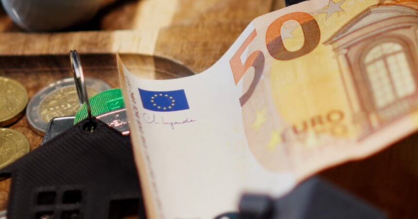 Billet de 50 euros, pièces et porte-clés maison, illustration de ce qui change au 1er octobre 2026