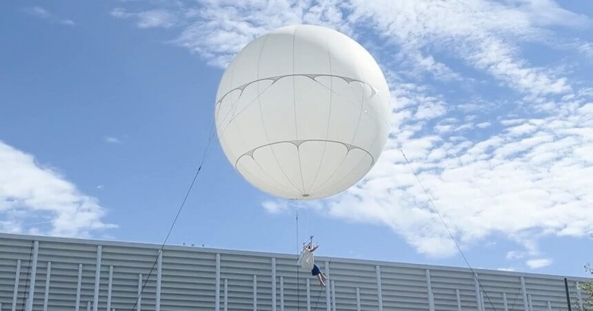 Artiste suspendue sous un ballon géant blanc, spectacle aérien du FAB, festival des arts de Bordeaux Métropole