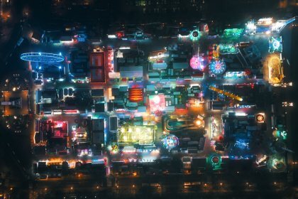 La Foire aux Plaisirs illuminée de nuit sur la place des Quinconces, vue aérienne en drone