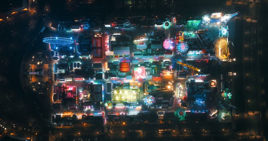 La Foire aux Plaisirs illuminée de nuit sur la place des Quinconces, vue aérienne en drone