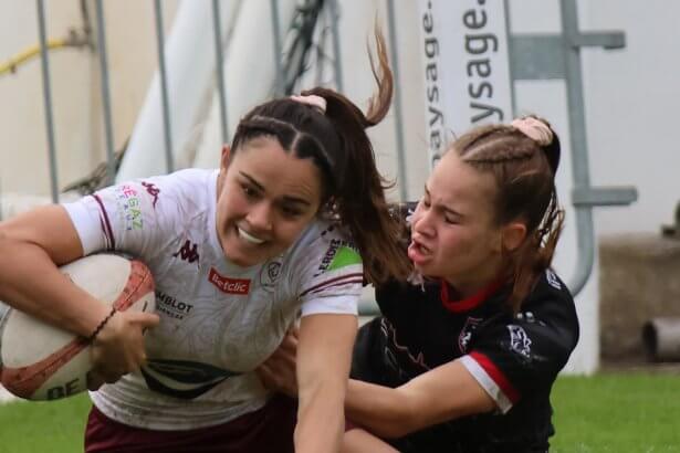 Marie Ibañez aplatit un essai sous le maillot du Stade Bordelais, plaquée par une adversaire
