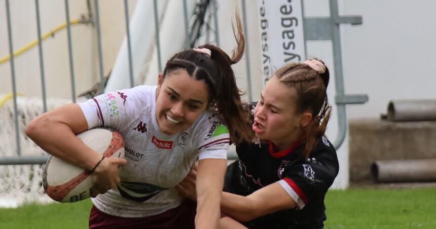 Marie Ibañez aplatit un essai sous le maillot du Stade Bordelais, plaquée par une adversaire