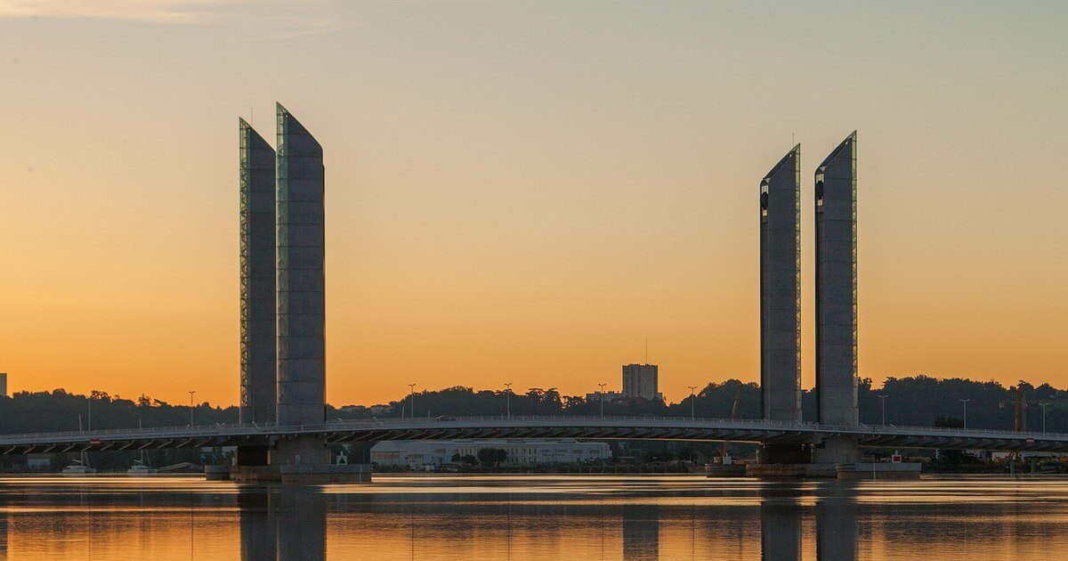 Lever de soleil sur le pont Chaban-Delmas à Bordeaux, météo de la semaine du 21 au 27 septembre 2026