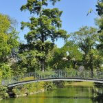 Météo Bordeaux week-end : Jardin public ensoleillé, passerelle sur le bassin sous ciel bleu