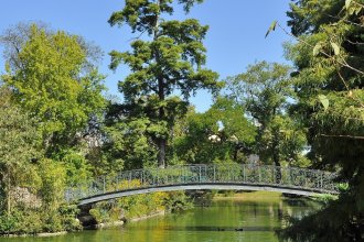 Météo Bordeaux week-end : Jardin public ensoleillé, passerelle sur le bassin sous ciel bleu