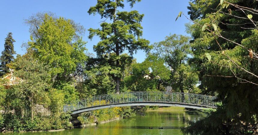 Météo Bordeaux week-end : Jardin public ensoleillé, passerelle sur le bassin sous ciel bleu