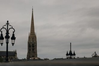 Météo Bordeaux semaine du 7 au 13 septembre 2026, flèche Saint-Michel sous un ciel voilé.