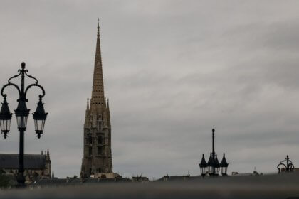Météo Bordeaux semaine du 7 au 13 septembre 2026, flèche Saint-Michel sous un ciel voilé.