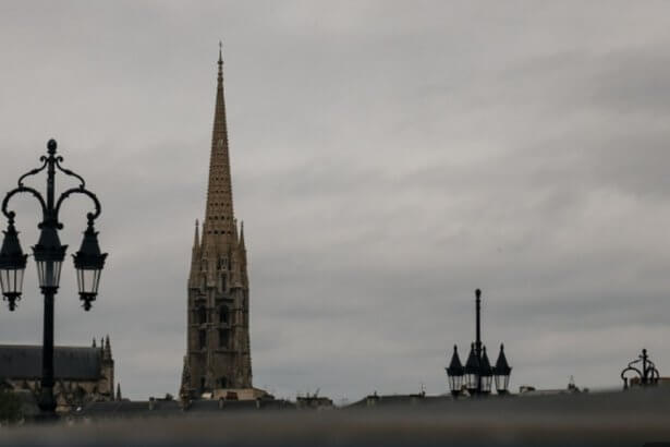 Météo Bordeaux semaine du 7 au 13 septembre 2026, flèche Saint-Michel sous un ciel voilé.