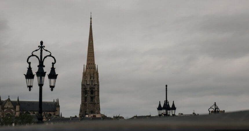 Météo Bordeaux semaine du 7 au 13 septembre 2026, flèche Saint-Michel sous un ciel voilé.