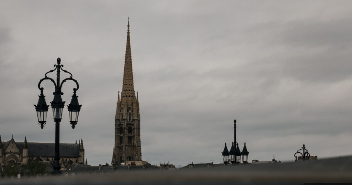Météo Bordeaux semaine du 7 au 13 septembre 2026, flèche Saint-Michel sous un ciel voilé.