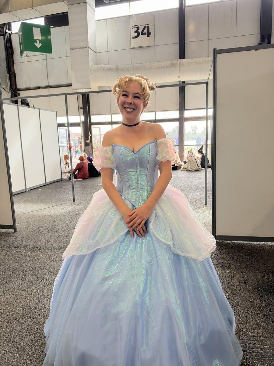 Cosplayeuse en Cendrillon dans une robe de bal bleue scintillante à Animasia 2026