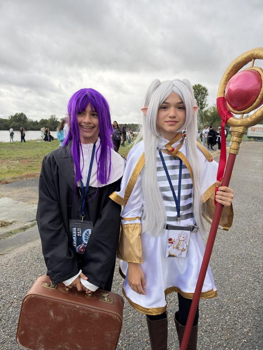 Deux cosplayeuses en Frieren et Fern, de l'anime Frieren, à Animasia 2026