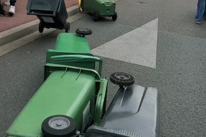 Poubelles vertes et noires renversées au milieu d’une rue de Bordeaux pendant le blocage des lycées