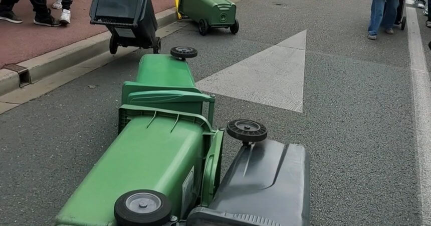 Poubelles vertes et noires renversées au milieu d’une rue de Bordeaux pendant le blocage des lycées