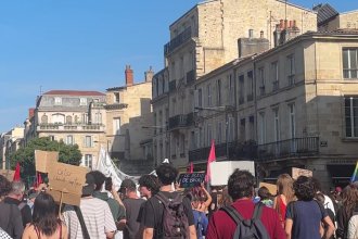 Cortège de la mobilisation lycéenne dans le centre de Bordeaux, manifestants de dos avec pancartes