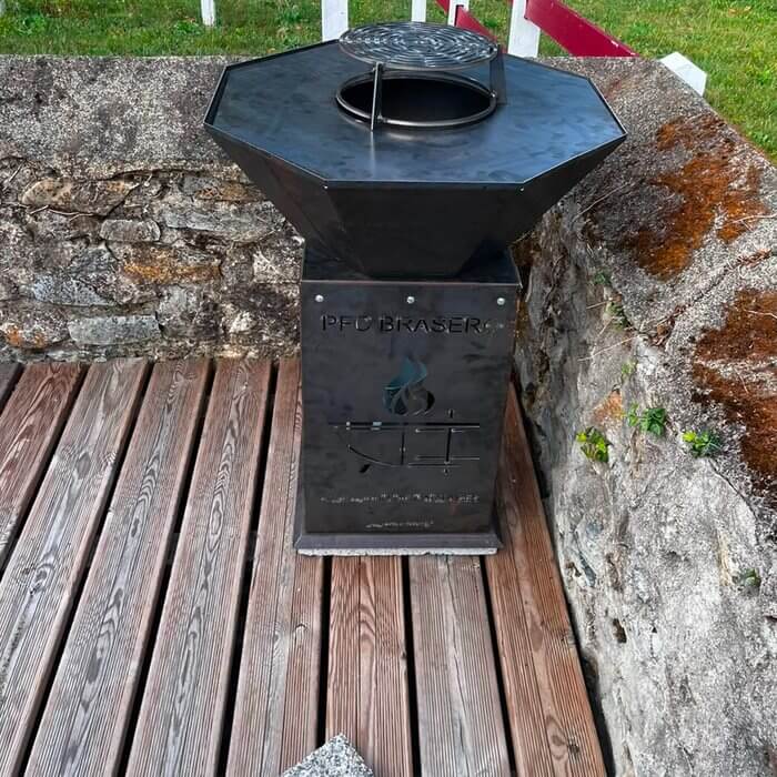 Le Citadin de PFC Brasero, brasero octogonal noir sur une terrasse en bois