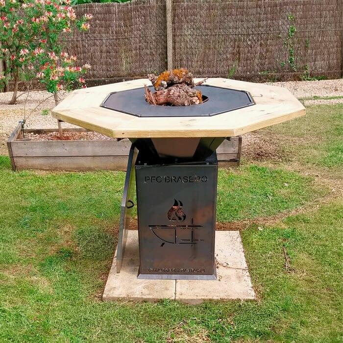 L'Octogonal de PFC Brasero avec contour bois, une pièce de viande sur la grille