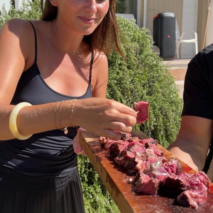 Dégustation d'une côte de bœuf cuite au brasero