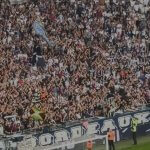 Supporters des Girondins de Bordeaux en tribune au stade Atlantique, drapeaux et virage sud