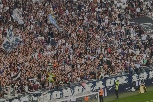 Supporters des Girondins de Bordeaux en tribune au stade Atlantique, drapeaux et virage sud