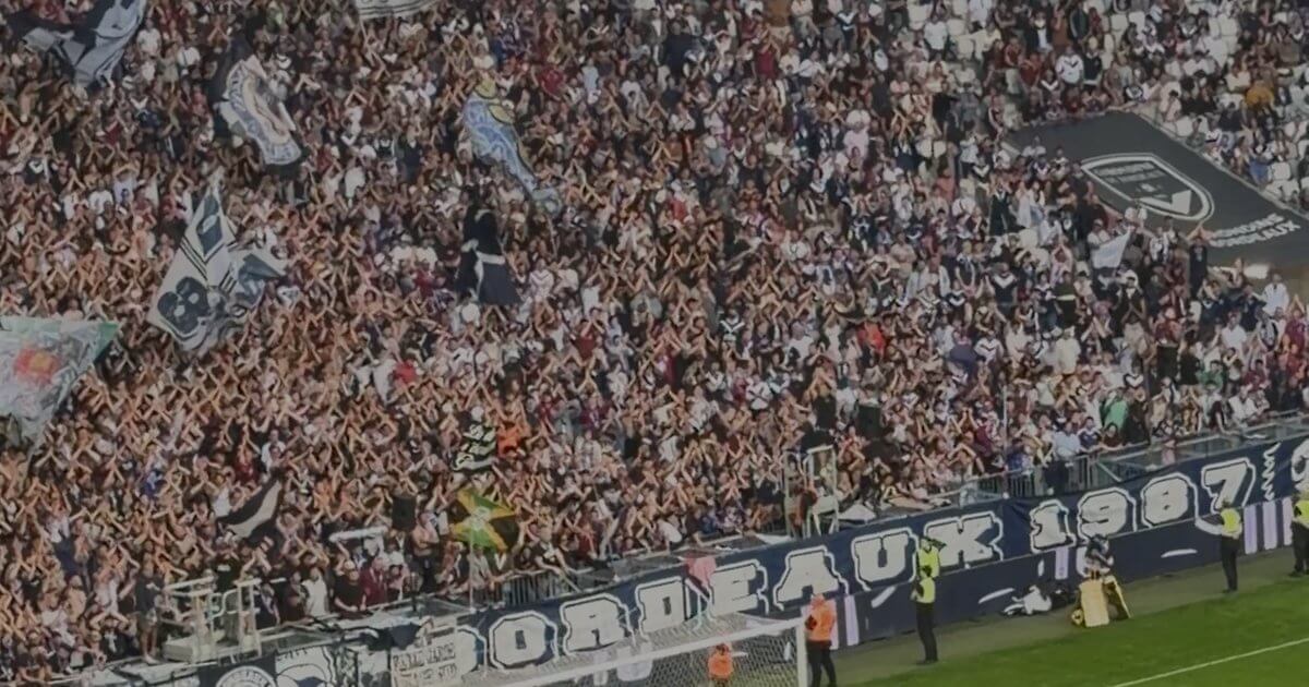 Supporters des Girondins de Bordeaux en tribune au stade Atlantique, drapeaux et virage sud