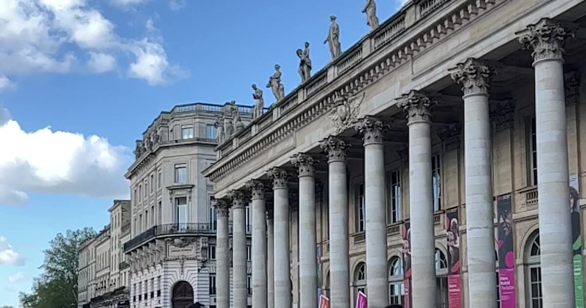 Météo Bordeaux semaine du 5 au 11 octobre 2026, colonnade du Grand-Théâtre sous le ciel bleu