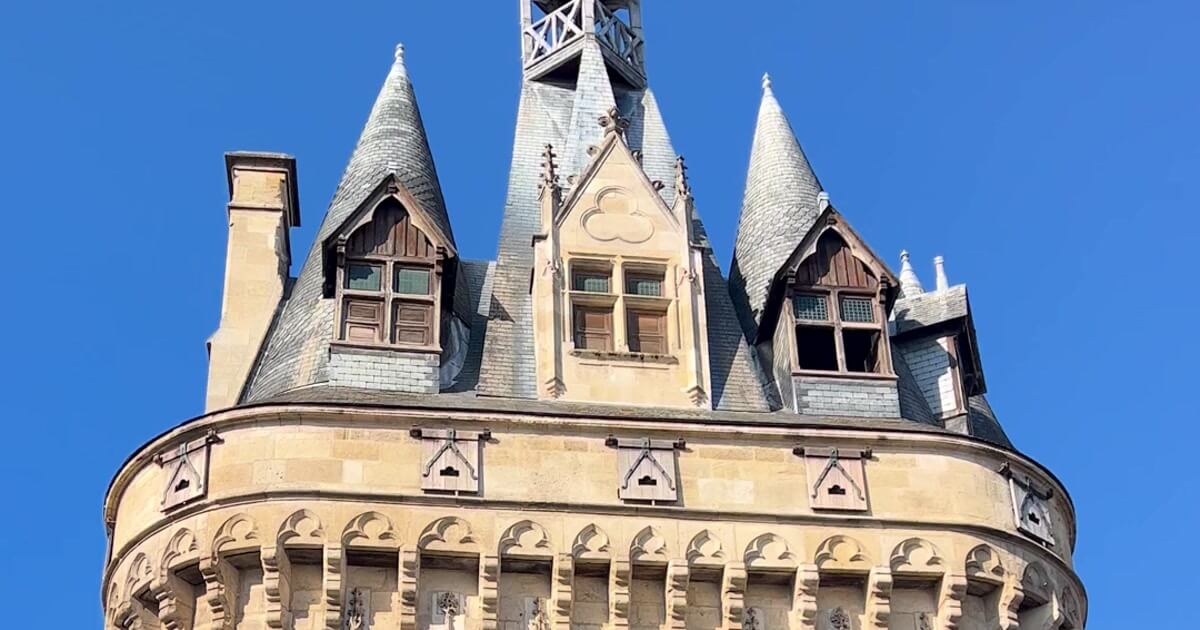 Porte Cailhau à Bordeaux sous un ciel bleu
