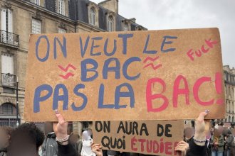 Pancarte On veut le bac pas la BAC lors de la manifestation lycéenne à Bordeaux