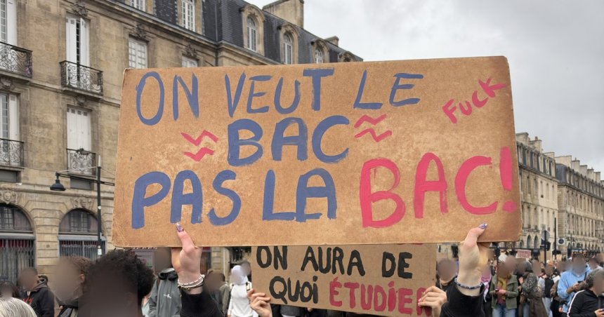 Pancarte On veut le bac pas la BAC lors de la manifestation lycéenne à Bordeaux