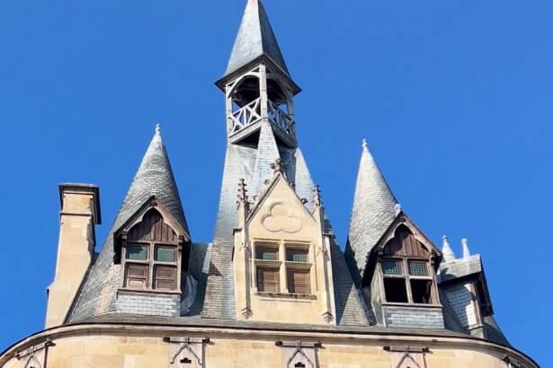 Les tourelles et le clocheton de la porte Cailhau sous un ciel bleu à Bordeaux
