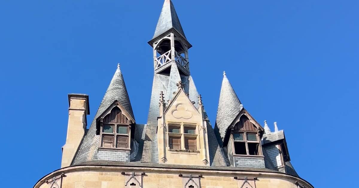 Les tourelles et le clocheton de la porte Cailhau sous un ciel bleu à Bordeaux