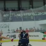 Les joueurs de l’équipe de France de rink hockey célèbrent leur titre mondial sur la piste des World Skate Games à Asunción