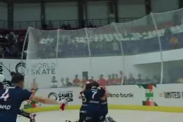 Les joueurs de l’équipe de France de rink hockey célèbrent leur titre mondial sur la piste des World Skate Games à Asunción