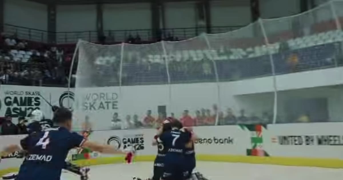 Les joueurs de l’équipe de France de rink hockey célèbrent leur titre mondial sur la piste des World Skate Games à Asunción